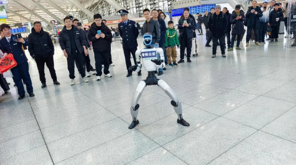文达通股份三款警用机器人首秀青岛北站: “智慧+温度”护航平安春运